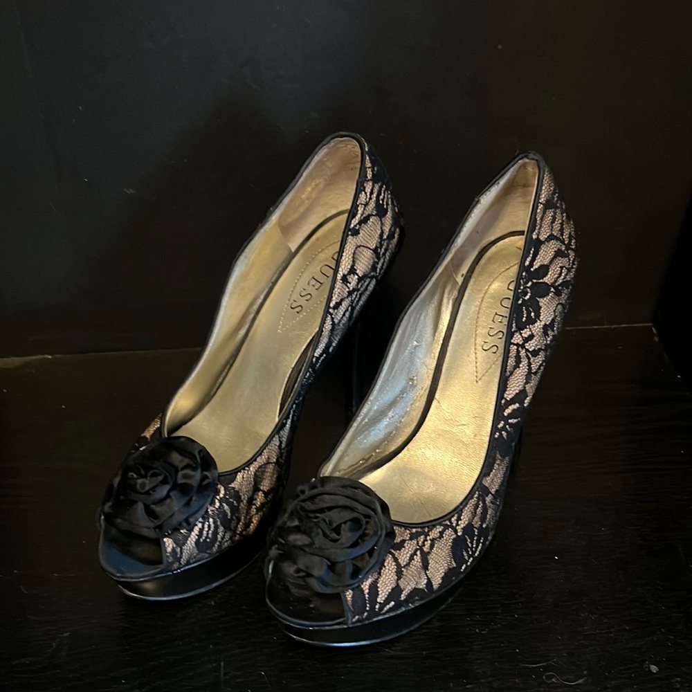 Guess lace flower pumps
